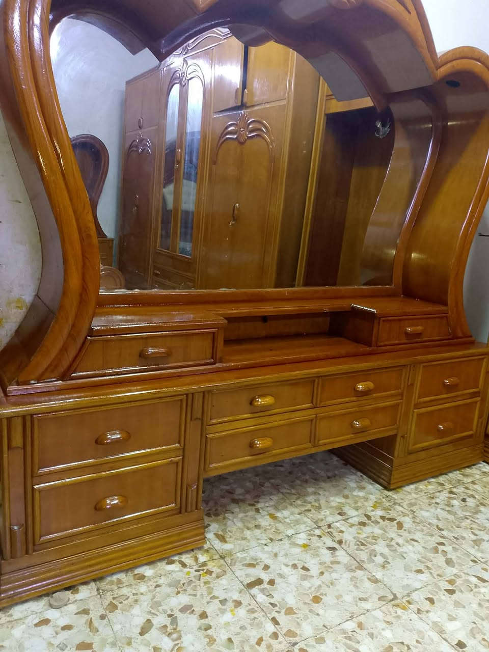 مكلف بلنشر غرفه تسكام نجاره صاج درجه اولى ضخمه بورمي ثكيله مليون وربع وبيه مجال مكانه حله للاستفسار الاتصال على الرقم ***********
