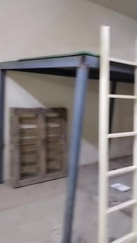 ميز حديد • بلايود