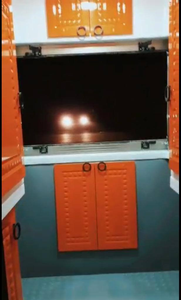 كشك صناعة تركية تصلح مطعم صغير او اي مشروع مصغر للبيع متبقي منها ثلاث قطع للاستفسار الانصال على صاحب الكشك ***********
