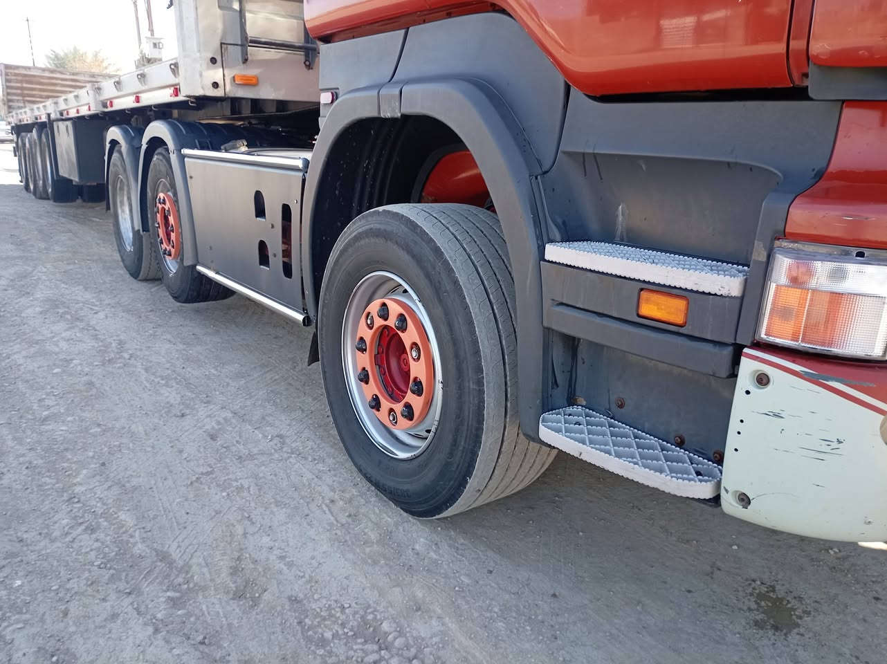 السلام عليكم للبيع سكانية موديل 2006رقم سليمانية صنكل ئمامي دوار كير عادي900 3*3 
عربانه أبو حيدر باب أول  جناب بلاديه قاطين مسجلات بسنويه 4محاور 2ثابت 2 رفاع
ما ناقصه برغي كامله على اخر حبايه 
ستفساراكثر ***********
