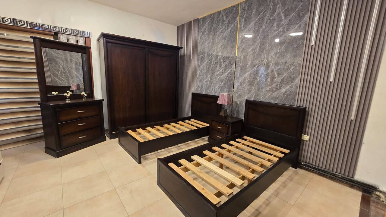 🌹غرفة نوم شبابية 🥀 #
#🌹خشبها  لاتيه 18 وزان   🌹  
  #🌹 تتكون من؛؛ خزانة سحاب 🥀   🌹وتختوت؛؛ مفرد ✋️عدد (2)🥀كمدينات عدد1🥀 ؛؛ توليت مرايا
✨️قياس الخزانه طول ٢٢٠ عرض ١٨٥ عمق ٦٠ قياس تخت ٩٠×١٩٠ 🌹   إستعمال بسيط؛؛ بحاله الوكاله


**إذا كنت صاحب هذا الإعلان وتريد حذفه لأي سبب، رجاءا أرسل رسالة إلى الدعم الفني**