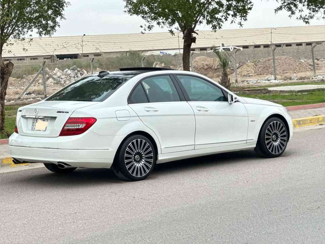 السلام عليكم للبيع فقط 

***********

مارسيدس c300 Amg 

موديل 2011

محرك v6 عقل فوك المرغوب

فول موصفات 

صبغ 3 قطع بدون دواخل 

كير مكينه كفالة 

مواصفات السيارة 

تعتيم تلقائي للمرآة الداخلية 

نظام تبريد +قطتعين منفصل تبريد ثلج 

أنارة قراءة أمامية 
حساس اضاءة
فتحه 
موس تحكم وسطي

لايتات زينون وعدسات 

كشنات جلد كهرباء مع تخزين ميموري 

ستيرن كهرباء 

تحكمات ستيرن 

داخل اسود سقف شامو

شاشه 
 
لايت زينون وعدسات 

حساسات مطر

وبيها بعد هواي مواصفات ماذكرتهن

رقم شمالي تحويل وكاله بشرط 

مكانه بغداد 

السعر 113 مع مجال
