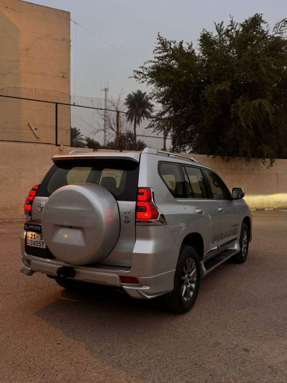 السلام عليكم 
برادو موديل 2018 وارد كويتي vx
فول مواصفات
مكينه 6 سلندر 
بصمه 
فتحه 
كشنات تدفئه وتبريد
كروز سرعه 
كامره خلفيه 
لايت زنون 
مانع انزلاق 
فور ويل 
وباقي الماصفات معروفه 
ماشيه 88 الف كيلو السياره نضيفه جداً 
بيه تبديل بنيد بسبب الفابلون ونص جاملغ خلفي يسره صبغ بسبب شخوط رقم سليمانيه بأسمي للبيع فقط السعر 340 ورقه وبيه مجال الاستفسار *********** بغداد, العراق
