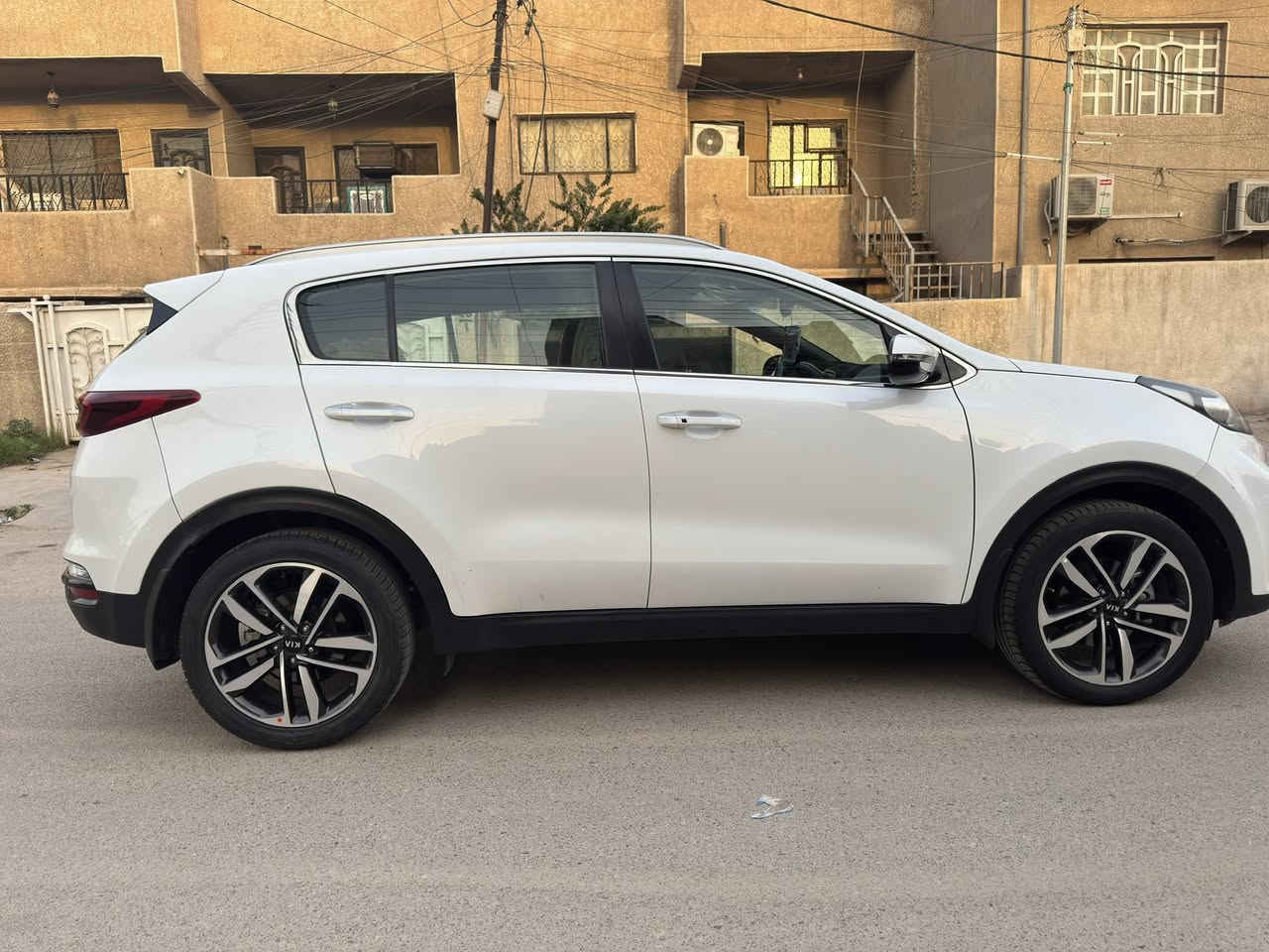 السلام عليكم سبورتج موديل 2020 وارد خليجي  كفالة عامة من الصبغ والتبديل فقط بارد بيها
مواصفات بصمة وتشغيل عن بعد حساس امامي وخلفي   شاشة جبيرة وابل كار بلي واريل نفكيشن تحكمات ستيرن داخل بيجي كير مكينة تبريد كلة جديد السياره باسمي 
السعر 195 وبيهة مجال
 مكاني بغداد القاهرة او حي تونس  *********** 
***********
