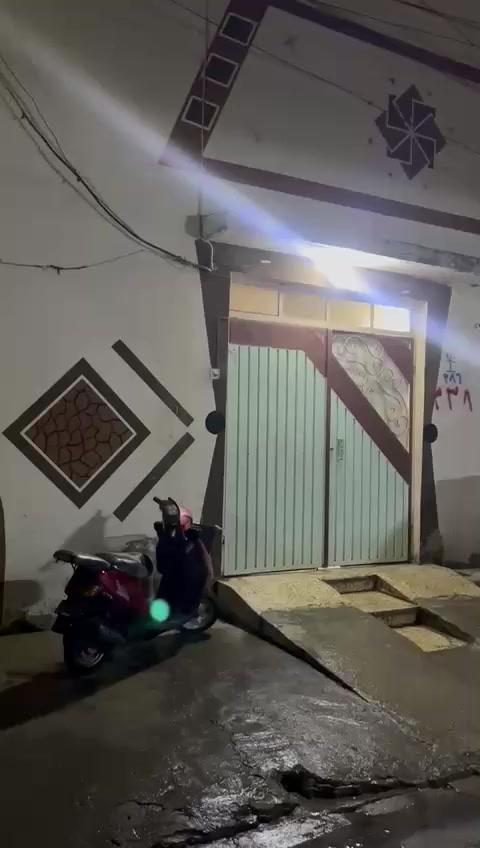 🏠 دار سكنية للبيع في الموصل - حي الآبار
​يعلن صاحب العقار عن توفر دار سكنية مميزة للبيع، تقع في الجانب الأيمن من مدينة الموصل (حي الآبار - قرب اليابسات)، تتميز بموقعها الهادئ وخدماتها المتكاملة.
​تفاصيل العقار:
​المساحة: 135 متر مربع.
​نوع العقار: طابقين (بناء متكامل وعملي).
​السند: طابو صرف (سند جديد) - جاهز للتحويل الفوري بشرط التحويل.
​التصميم الداخلي والملحقات:
​البيت مجهز بالكامل ليوفر لك الراحة من اليوم الأول:
​الطابق الأول: يتكون من استقبال واسعة مع (قنفات) راقية + غرفة نوم + مطبخ مجهز بـ (كاونتر) حديث + مجموعات صحية.
​الطابق الثاني: يحتوي على غرفتين نوم إضافيتين.
​التجهيزات: البيت مزود بـ (سبلت) عدد 2 لضمان الأجواء المثالية صيفاً وشتاءً.
​للتواصل والاستفسار:
​لمعرفة السعر أو لترتيب موعد للمعاينة، يرجى مراسلتنا عبر الرسائل الخاصة (Direct Message) أو الاتصال على الرقم:
📞 ***********
***********
***********
