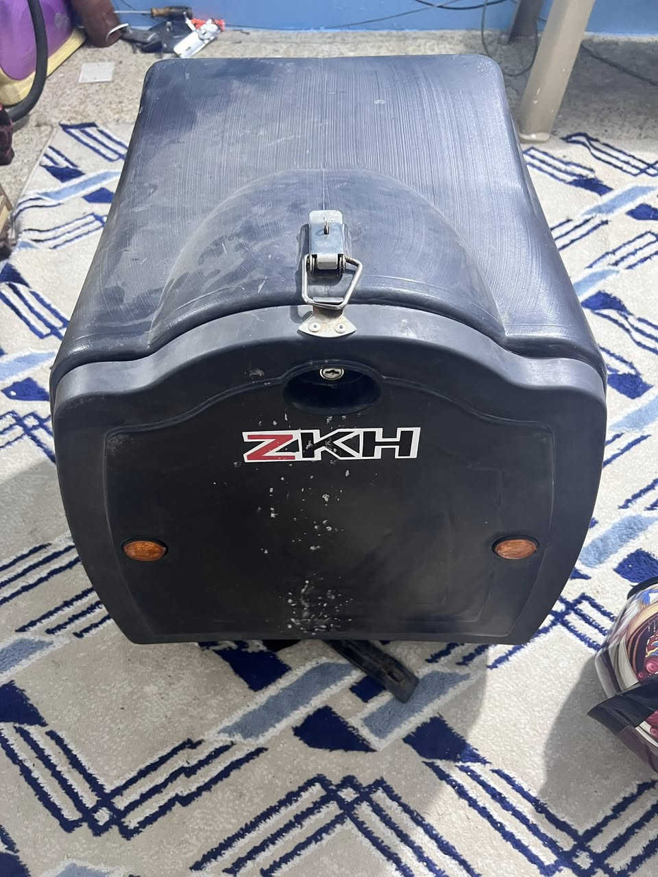 خوذة  وصندوك جدد ونظيفات  سعر الخوذة قفلها25 والصندوك 25قفل مكاني حي الاعلام تقاطع درويش للتواصل ***********
