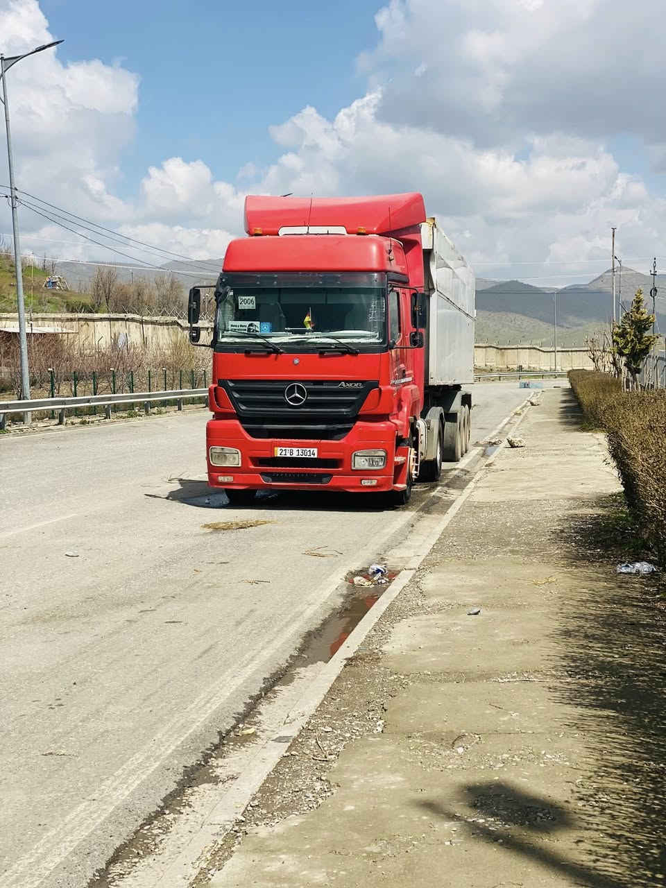 بسم اللە الرحمن الرحیم 
للبیع اکسور ٢٠٠٦
موسفات گیر کاربا
بدون ریتایدر 
سنویة جدید سنویة قلاب  
محرک مامفتوح 
حجم ١٨٤٠
مکان سلیمانیة 
***********
***********
