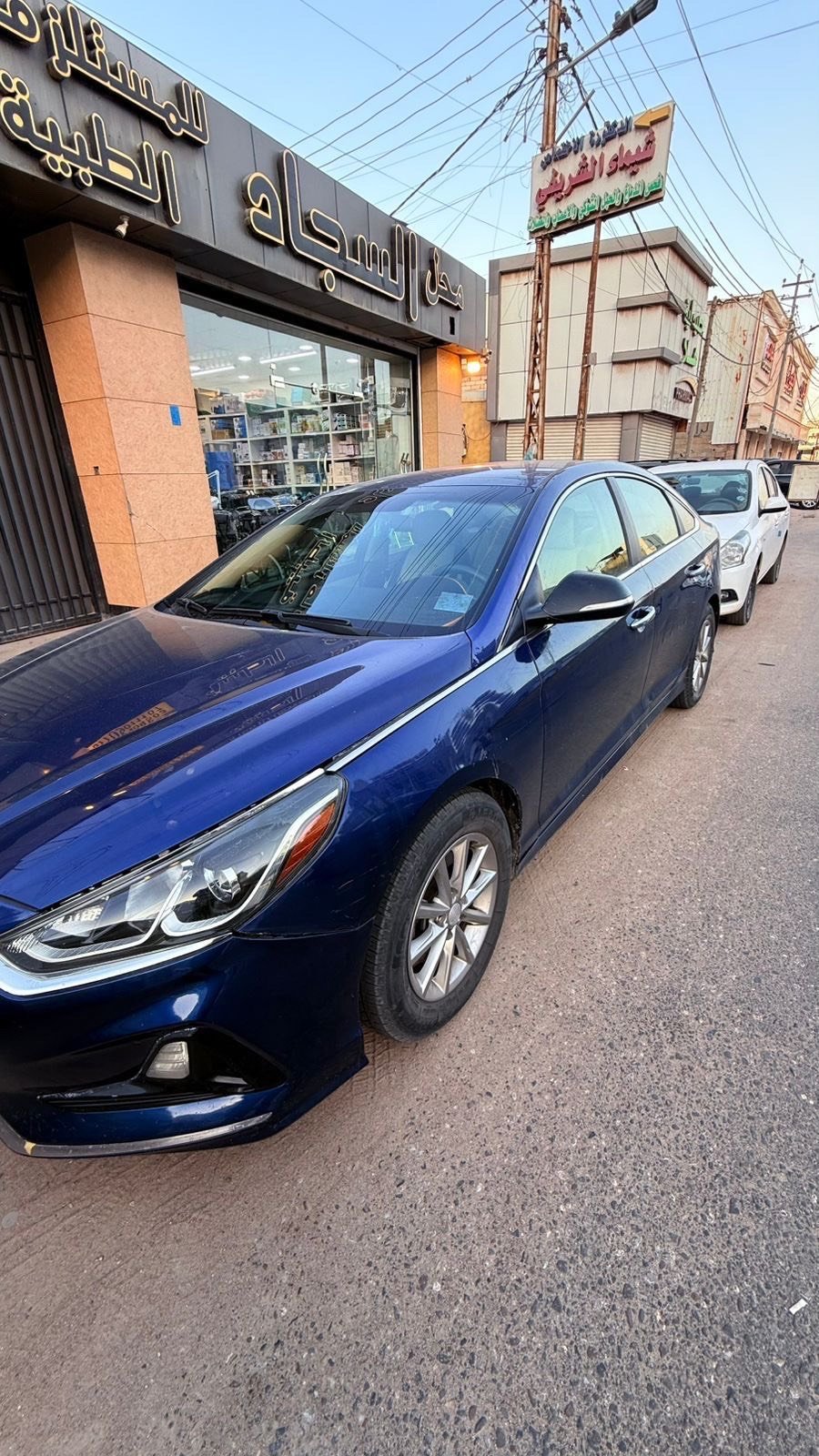 سيارة هيونداي سوناتا زرقاء للبيع بحالة جيدة جداً. السيارة تتميز بتصميم أنيق داخلي مريح، وتشمل ميزات ترفيهية وحديثة واضحة. مناسبة جداً للاستخدام اليومي والعائلي.