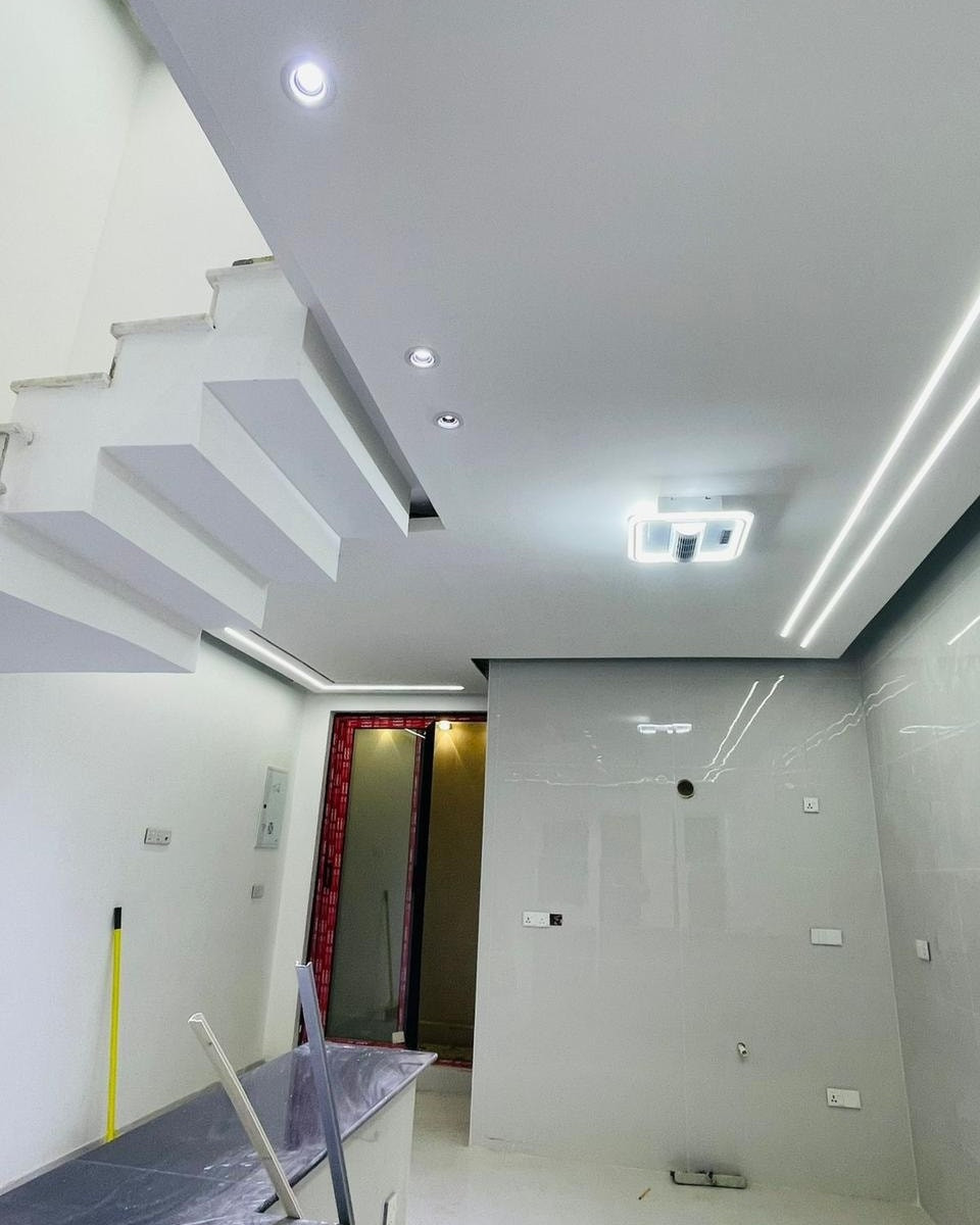 🏡/ دار للبيع المساحة ١٠٠ م طابو صرف
             الواجهة ٥ م / النزال ٢٠ م
🧱/ بناء  حديث درجة اولى ٢٠٢٦
         ( تسليم مباشر للمشتري )
الطابق الأول/ مطبخ . هول . استقبال  . مجمع صحيات 
الطابق الثاني/ غرفتين نوم . هول . مجمع صحيات
🌏الموقع / حلة حي الأساتذة الثانية خلف التجاري لشارع الحسينية قرب شارع المستوصف 
علما أن المنطقة مخدومة تبليط ومجاري حديث عرض الشارع ١٠ م 
للاستفسار اكثر مراسلة الصفحة او مراجعة مكتب 
بشار للعقار والمقاولات بداية شارع الحسينية من جهة شارع ٦٠ 

***********          ***********
