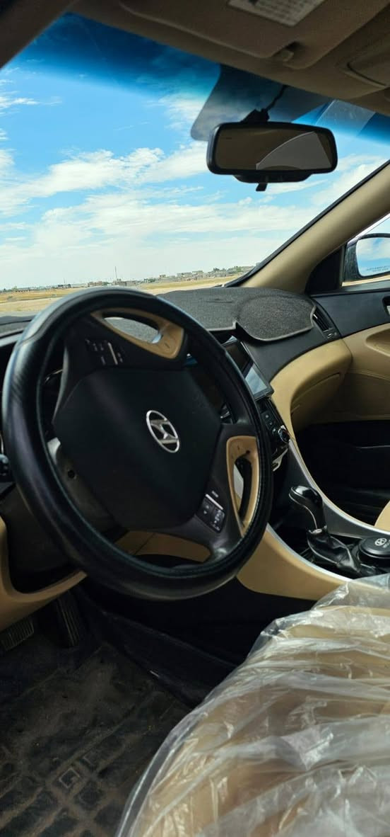 🚗 سوناتا 2013 وارد أمريكي - للبيع 🚗
​السلام عليكم عندي هاي السوناتا النظيفة والجاهزة من كلشي، عارضها للبيع وماريد أمدح بيها هواي، الصور واضحة وتحكم والشراي يجي يفحص 
​📌 تفاصيل ومواصفات السيارة:
​الموديل: 2013
​المحرك: 2.4 لتر (نشط واقتصادي وما ينقص)
​الوارد: أمريكي
السيارة كلين ما عدا جراد بالبنيد
​المواصفات الداخليه: 
​شاشة مع كاميرا خلفية  عالية الوضوح.
​تحكم ستيرن كامل.
​الكشنات الامامية تدفئة.
وكشن السايق تحكم كهربائي بالكامل
​تبريد ثلج وجاهز للصيف (ما شاء الله تبريد ينسي الحر).
​داخلية بيج نظيفة ومرتبة
​الوضعية العامة: السيارة نظيفة، صدرها وجيرها ومحركها بحالة ممتازة وجاهزة للاستخدام مباشرة، ومابيها أي مصاريف أو نواقص.
​💵 السعر والتواصل:
​السعر: (112) $ .
تحويل مباشر 
​الرقم واللوحة: لوحة أربيل (22) مثل ما واضحة بالصور.
​المكان / المعاينة: (صلاح الدين تكريت).
التواصل: ***********
