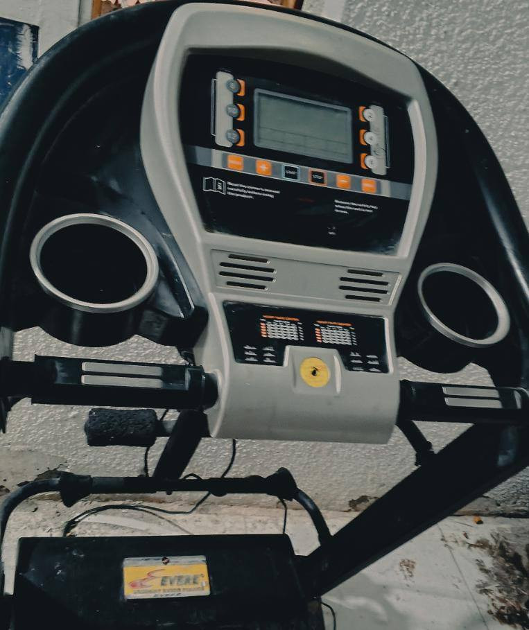 ه هو جهاز سير كهربائي (Treadmill) من ماركة Evere
الشاشة: شاشة رقمية تعرض الوقت، المسافة، السعرات الحرارية، السرعة، ونبضات القلب.
الميزات: يحتوي على حامل أكواب على الجانبين ومفتاح أمان للتوقف الطارئ.
التصميم: قابل للطي لتوفير المساحة.
الراحة: مزود بخاصية امتصاص الصدمات لحماية الركبتين.
شاشة عرض: تحتوي على لوحة تحكم إلكترونية لعرض معلومات التمرين. 
السعر .. ٢٠٠


**إذا كنت صاحب هذا الإعلان وتريد حذفه لأي سبب، رجاءا أرسل رسالة إلى الدعم الفني**