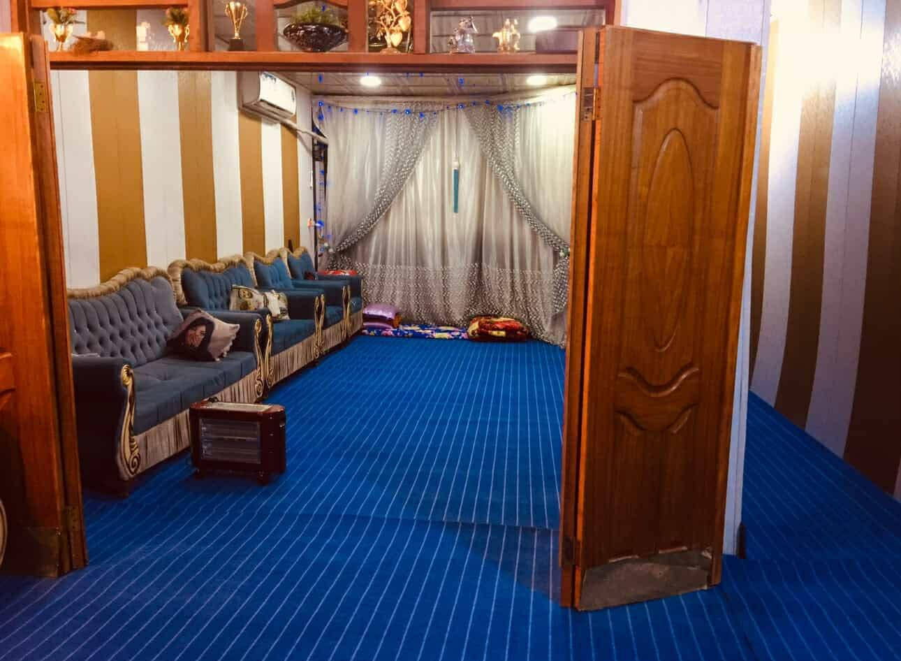 سلام عليكم توفر عندي بيت مساحه 100متر طابقين --جبها5--نزال--20ا--لبيت واقع الحال مكاتبه فقط موقع البيت البلديات المعسكر قرب افران لبنان شارع مرور وشارع صوره لبيت بناء حديث منطقه كامله كل الخدمات مي مجاري كهرباء تبليط. اكو اثاث ينباعن من ضمن البيت  الاستسفار اكثر ***********رد واتساب ماسنجر
