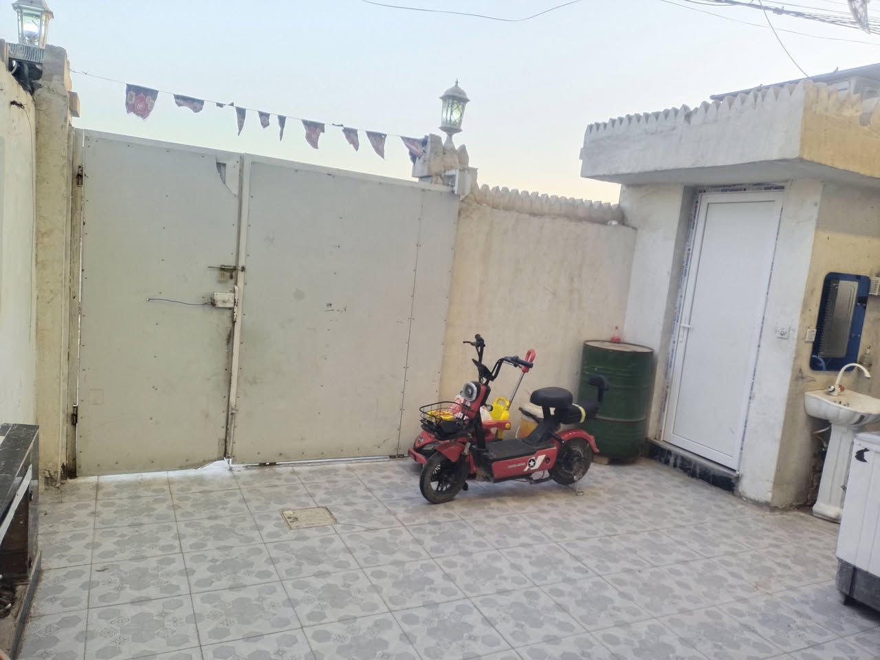 مشتمل ثلاث طوابق ركن على حديقة يحتوي على 3 غرف نوم المنطقة كاملة الخدمات تبليط ومجاري وماء كهرباء و انترنيت ضوئي..المساحة 70 متر الواجهة 7م والنزال 10م.. بناء طابوق..كامل فقط الغرف الفوك تحتاج تطبيك ارضية فقط… طابو صرف سند بأسمي
العنوان الفلوجة حي الشهداء قرب جامع الأنبياء..السعر 83 مليون وبي مجال بسيط
للأستفسار الأتصال ***********
