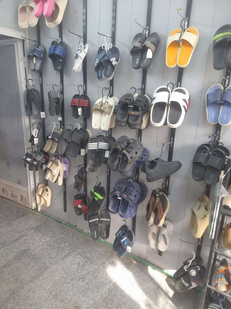 السلام عليكم. 
محل احذيه وسليبرات،، للبيع مع كامل محتوياته، لعدم التفرغ،، 
العنوان،،،حي البساتين ،شارع الضباط، مجاور عيادة الأسنان الماسة.
للتواصل ***********
