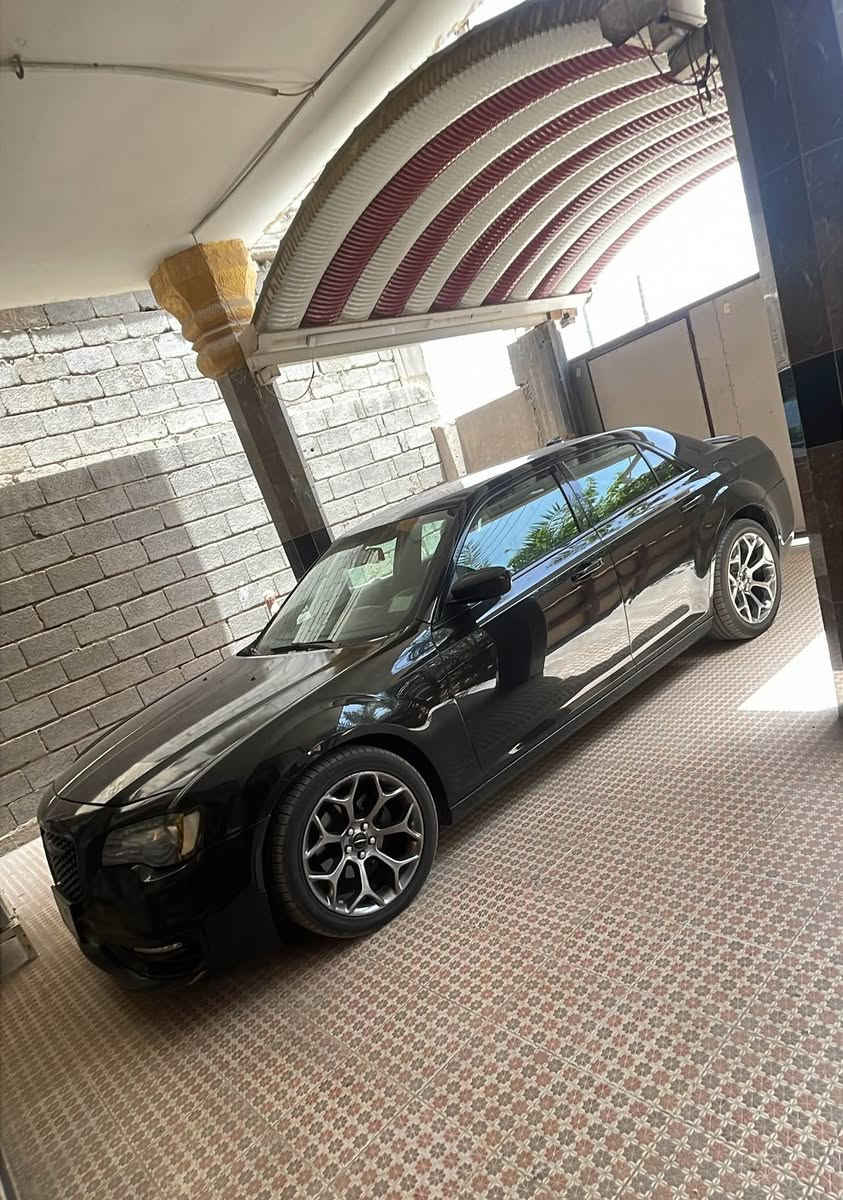 سلام عليكم C300 كرايسلر 2018 S محرك V6 3600
رقم بصره الجديد انكليزي وسنويه وهزه جديده مشروع وطني بأسمي تحويل ثاني يوم 

مواصفات نص فول
بجم عريض
كشنات كهربائي تدفئه 
شاشه جبيره كار بلي
سرعه مفتوحه 260
لايت زنون بلادي
شفتات بالستيرن
ويل 20 بلادي اصلي
كاميرا خلفيه دواره
حداديه جديده + تخم تاير جديد
السياره ما تصرف عليها ربع دينار
الحادث/ البنيد مبدل ومصبوغ وبارد صغير بين البيبان صفحة السايق

المكان البصره
للتواصل *********** البصرة, العراق
