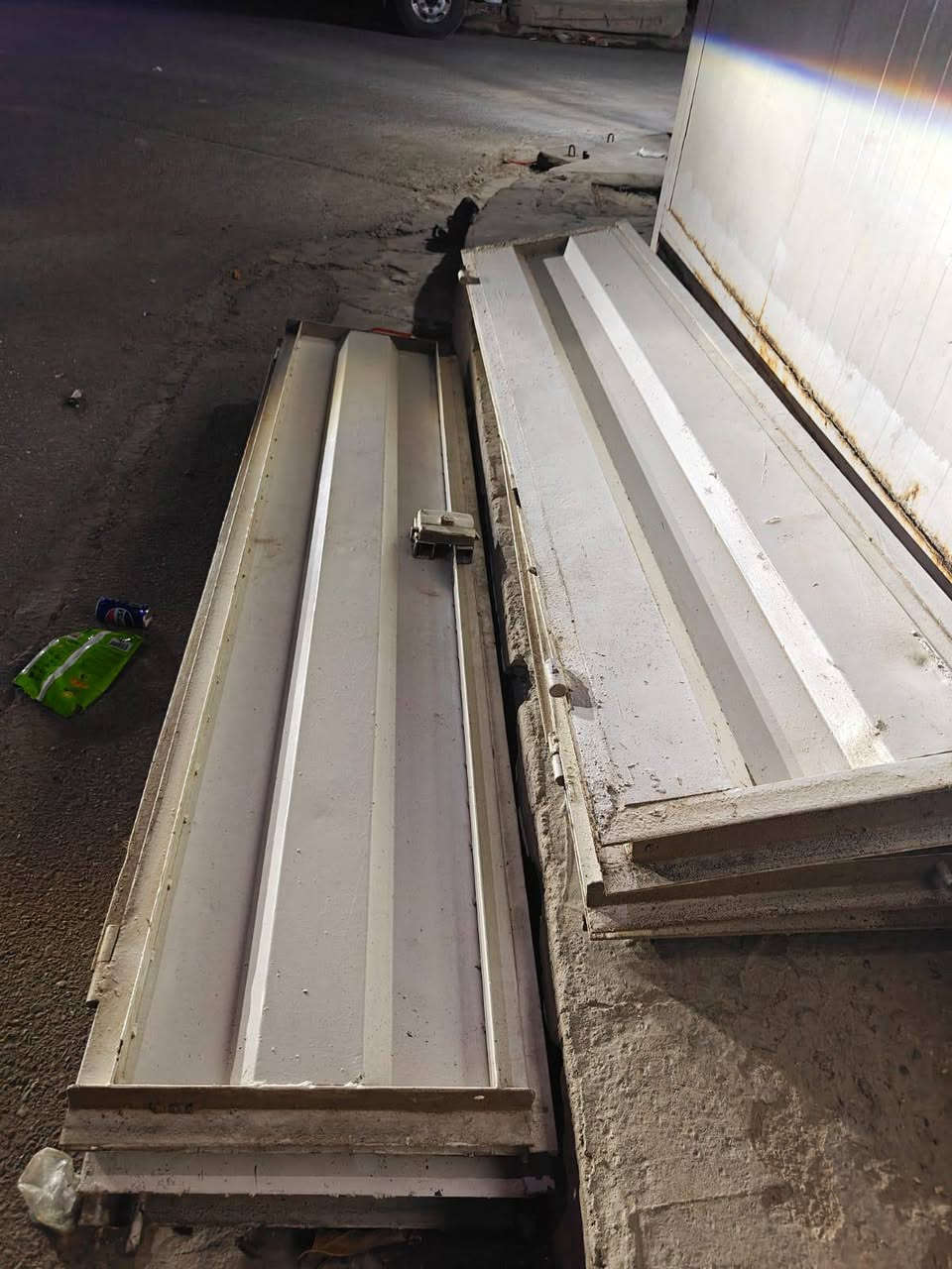 السلام عليكم كبنگ مال محلين عرض كل قطعة50 والعرض الكلي2متر والطول235تقريبا يعني عرض القطعتين 4متر ونضيف ومابي خياس وبدون جرجوبة سعرة400 عنوان شعب التجار رقم***********
