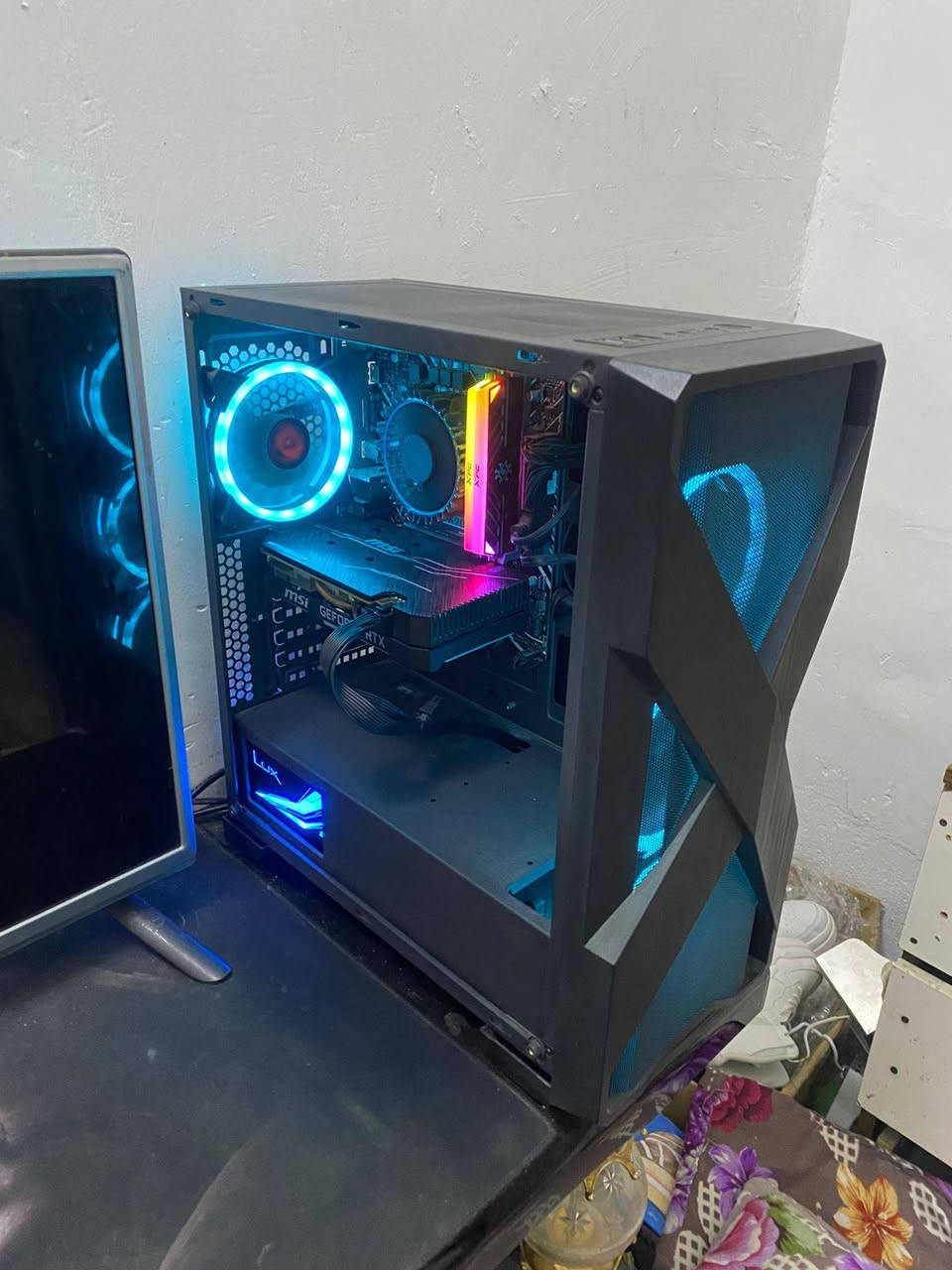 تحيه طيبه كيس للبيع
CPU: Intel Core i5 12400F

Motherboard: ASUS PRIME H610

MSI GeForce RTX 2060 Ventus XS 6G OC

RAM: XPG 16GB (2×8) 3200MHz

Lexar M.2 256GB 

 1TB HDD

PSU: LUX 650W

السعر 760 الف وبي مجال بسيط 
مكاني كربلاء متوفر توصيل جميع المحافظات ***********
