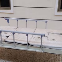 للبيع سريرطبي خمسة حركات قلاب يمين و يسار يصبح كرسي بحالة جديده مع الم...