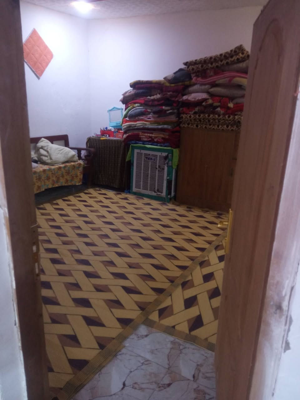 الدار للبيع.
مساحه 100 مكان حله ابو خستاوي قرب منصور سماج سعر 16 وبي مجال***********
