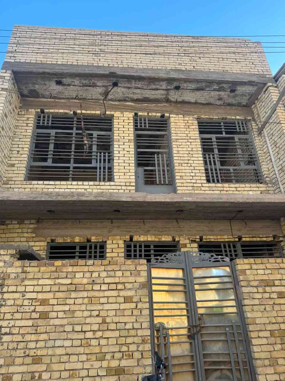 دار للبيع بسكينه بشارع بانزيخانة الجبهة
مساحة 50. بيت هيكل كامل كهربائيات وماء وصحيات 
تسيس كله كامل زاد تانكي ماء 
البيت 3 غرف نوم واستقبال ومطبخ بي مدخلين البيت 
+3حمامات 
***********

