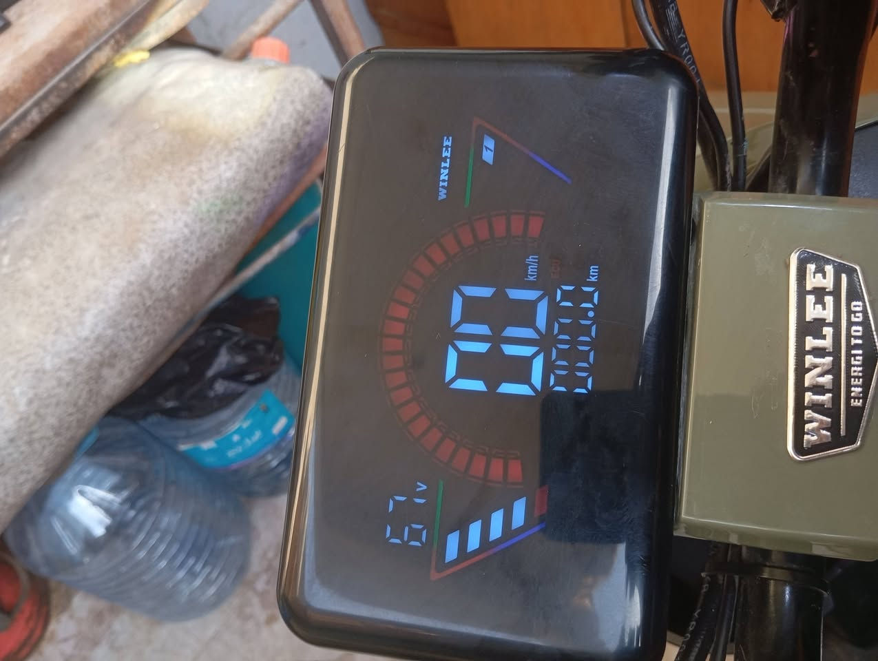 السلام عليكم دراجه للبيع ار 9 موديل 2025 بسرعه 109 حقيقي 80 ملف 1500 فقط بس الحساسل واقف تخم تاير بطاريات 22 امبير فقط بس واحده مبدله 32 امبير والمواصفات دراجه سعرها 300 قفل قفل قفل دراجه ما متعوبه وقف بيها الحساس مالها مال ملف عنواني بصره الزبير ***********
