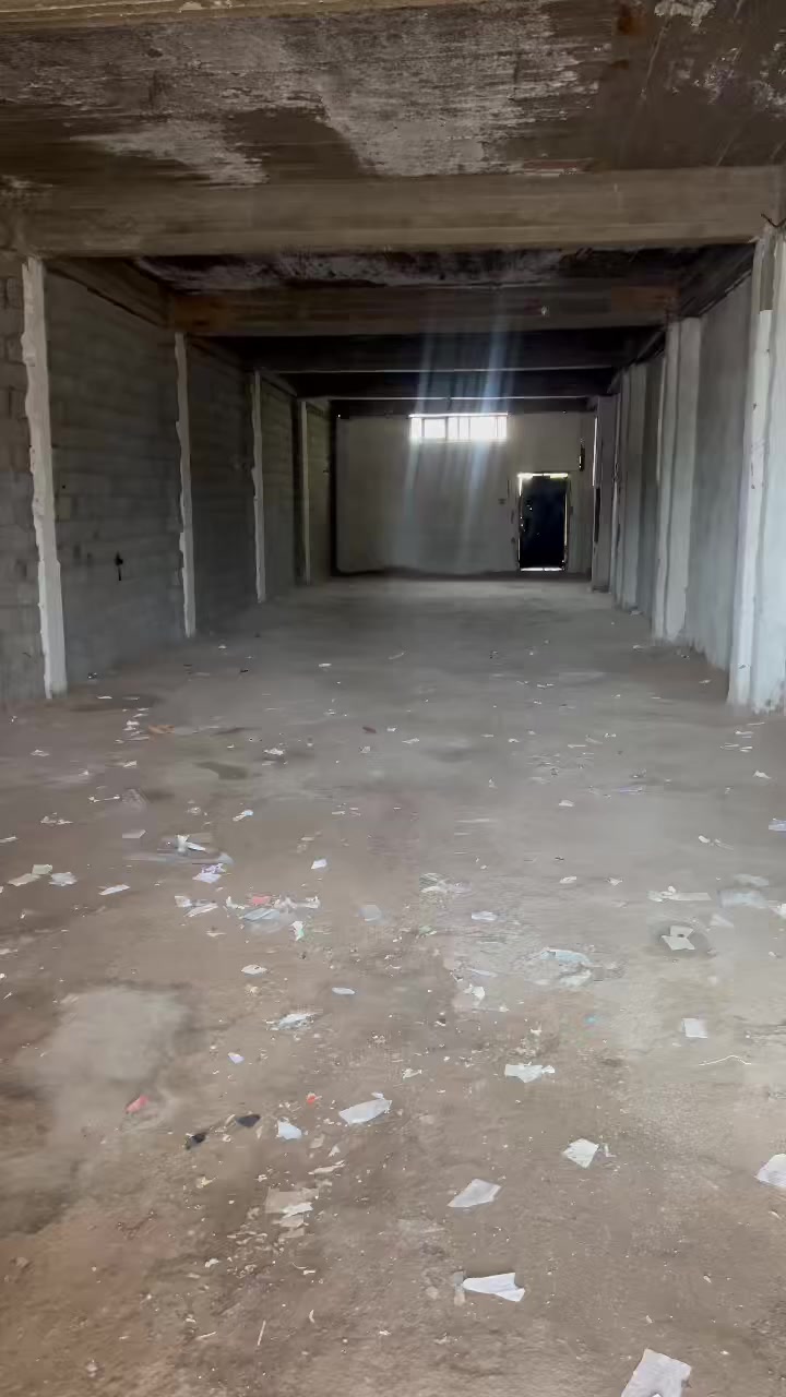 السلام عليكم مخزن الايجار طول 28 متر وعرض 5 ونص موقع مقابيل محطه بنزين ابو عجاج مجاور مدرسه بغداد سنتر على الشارع الاستفسار الاتصال ***********
