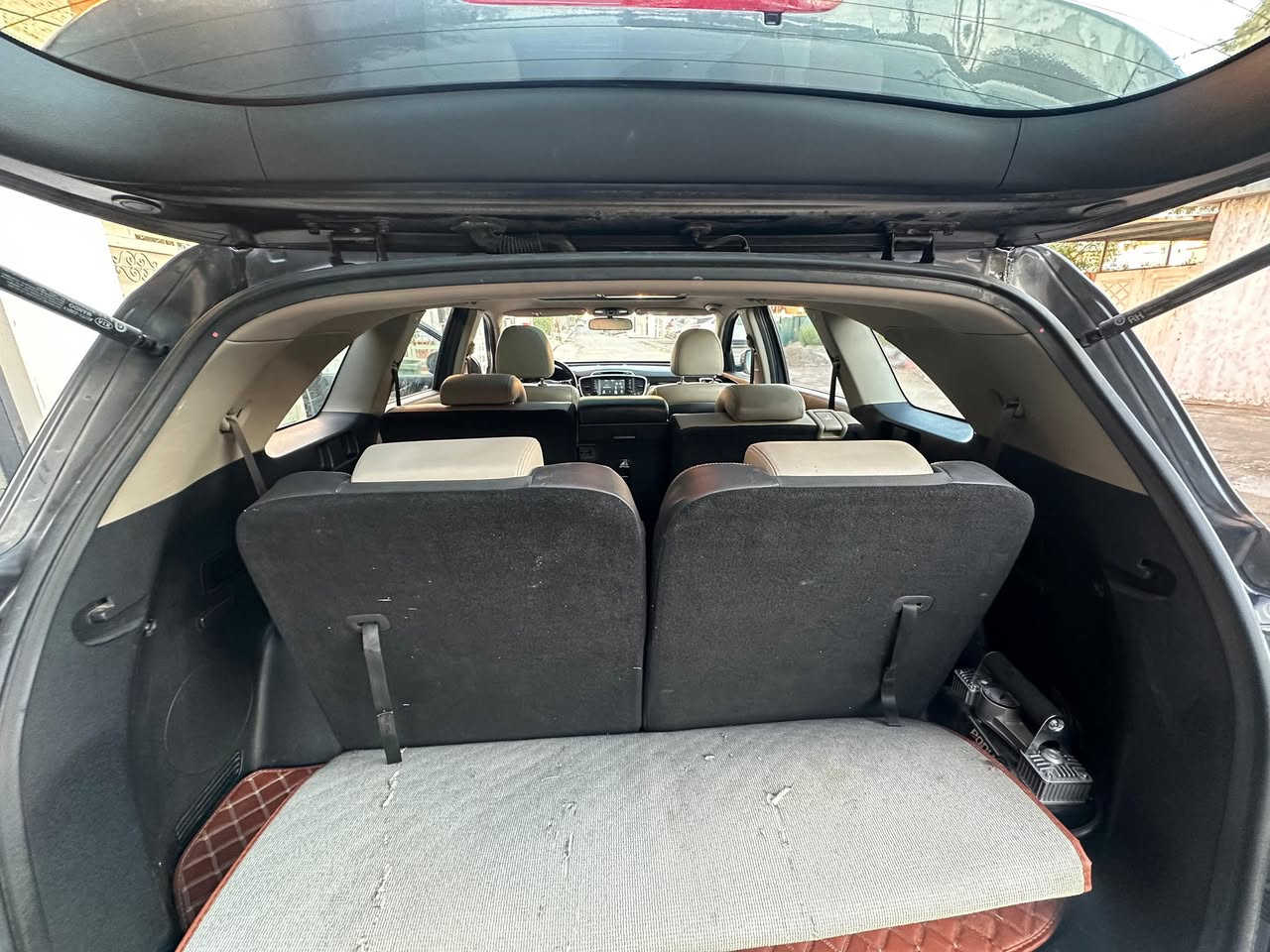 السلام عليكم
سورنتو للبيع خليجي موديل 2018 فول مواصفات بصمه بانوراما كرسي كهرباء مري شفط تبريد قطعتين 5 ويل كب  محرك 3500 فول لل اخير سياره مال بيت نضيفه كلش كل نقص مابيها ماشيه 51 كيلو كامله مكانها اربيل سعر ب230 وبي مجال بسيط كلش رقم ***********
