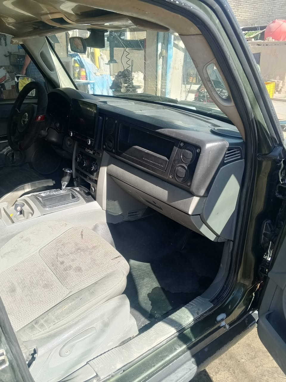 جيب كومندر 2007 رقم بغداد  3700  الحادث جاملغ السائق بدون دواخل  السعر مناسب جداً. العنوان بغداد . الرقم ***********
