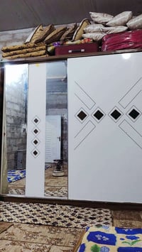 غرفة نوم كامل • مرايات نظيفة • أبواب سليمة