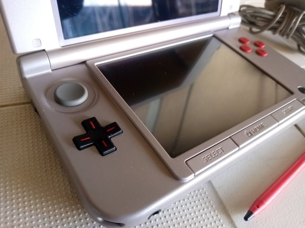 ننتيندو 3DS XL .
رام 32 كيكا + الشاحن الاصلي .
للتواصل . *********** .
