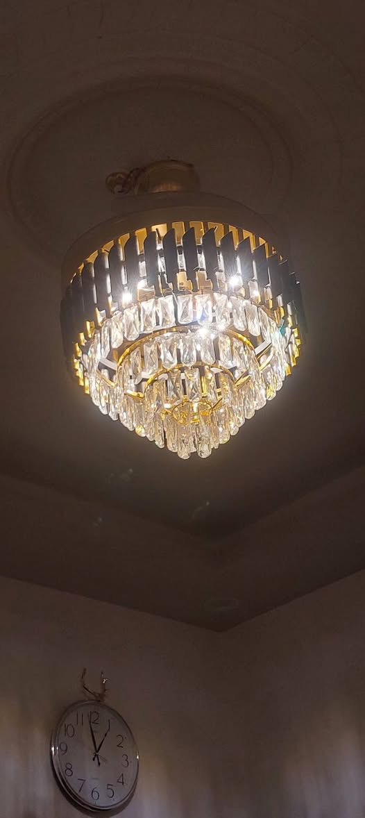 للبيع ثريه ام المروحة نظيفه جدآ الانارة 3 الوان تشتغل والمروحه ست درجات بس المحوله مال مروحة عطلانه السعر ٤٥
***********
