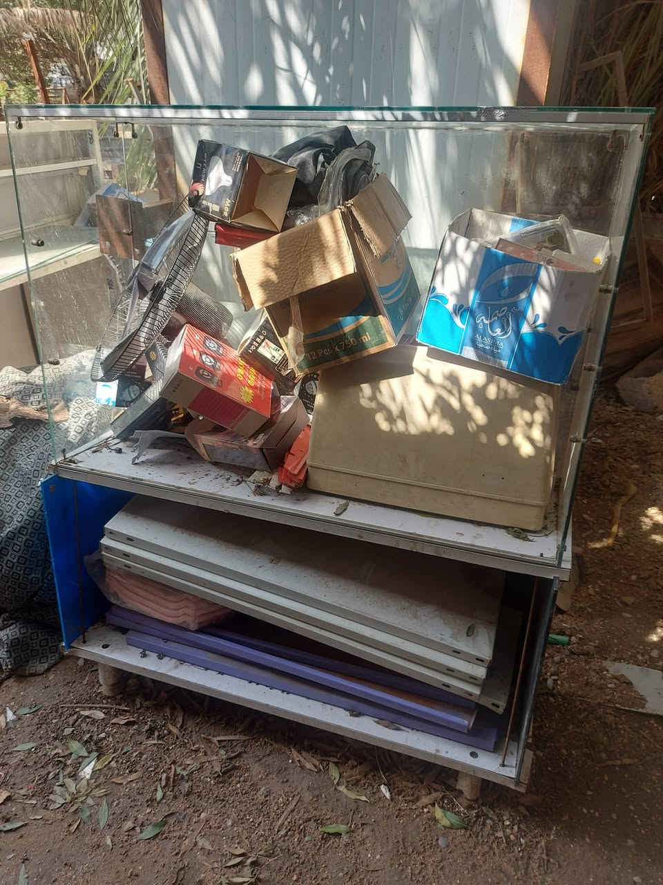 سلام عليكم عندي فاترينات لون أحمر تعليك ٥ قطع وعندي فاترينه جام وعندي ميز صيانه وعندي قالعه شاشه وهدكان وغراض صيانه وهوكات ٣٥٠ قطعه كله الاغراض جديد ميه بلميه تجي شوفهن بعينك جان عندي محل وعزلته وابيعهن بيش مجان مستعجل على بيعتهن مكاني بغداد *********** وعندي تخم سعره ٢٥٠ جديد
