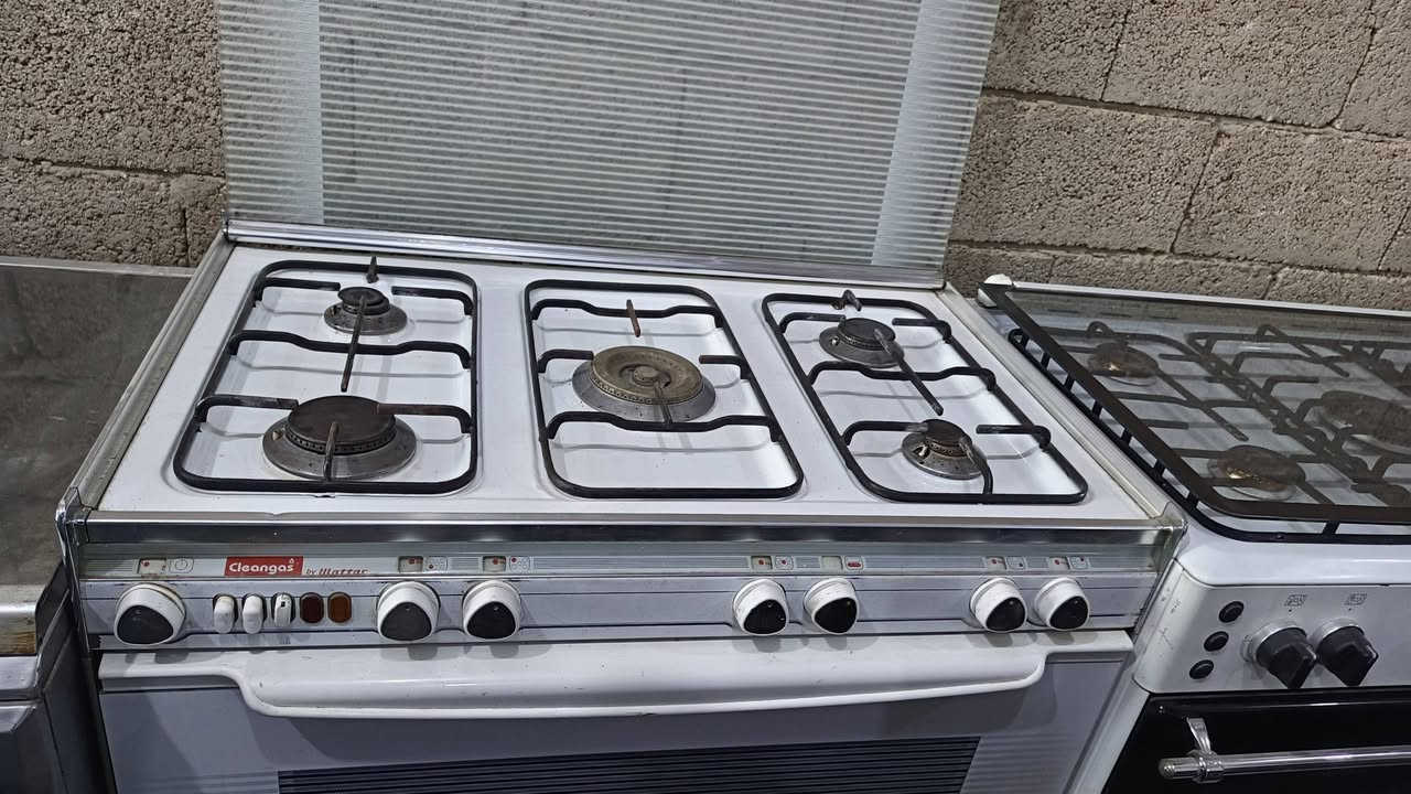 معرض الفرات للبيع جميع انواع الاثاث المنزلي المستخدم والجديدوبأنسب لاسعار مقابل دئره جنسيه القائم من جهه البرانيه بصف جسرالمشاه للاستفسارلاتصال برقم ***********متوفرواتس اب ***********
