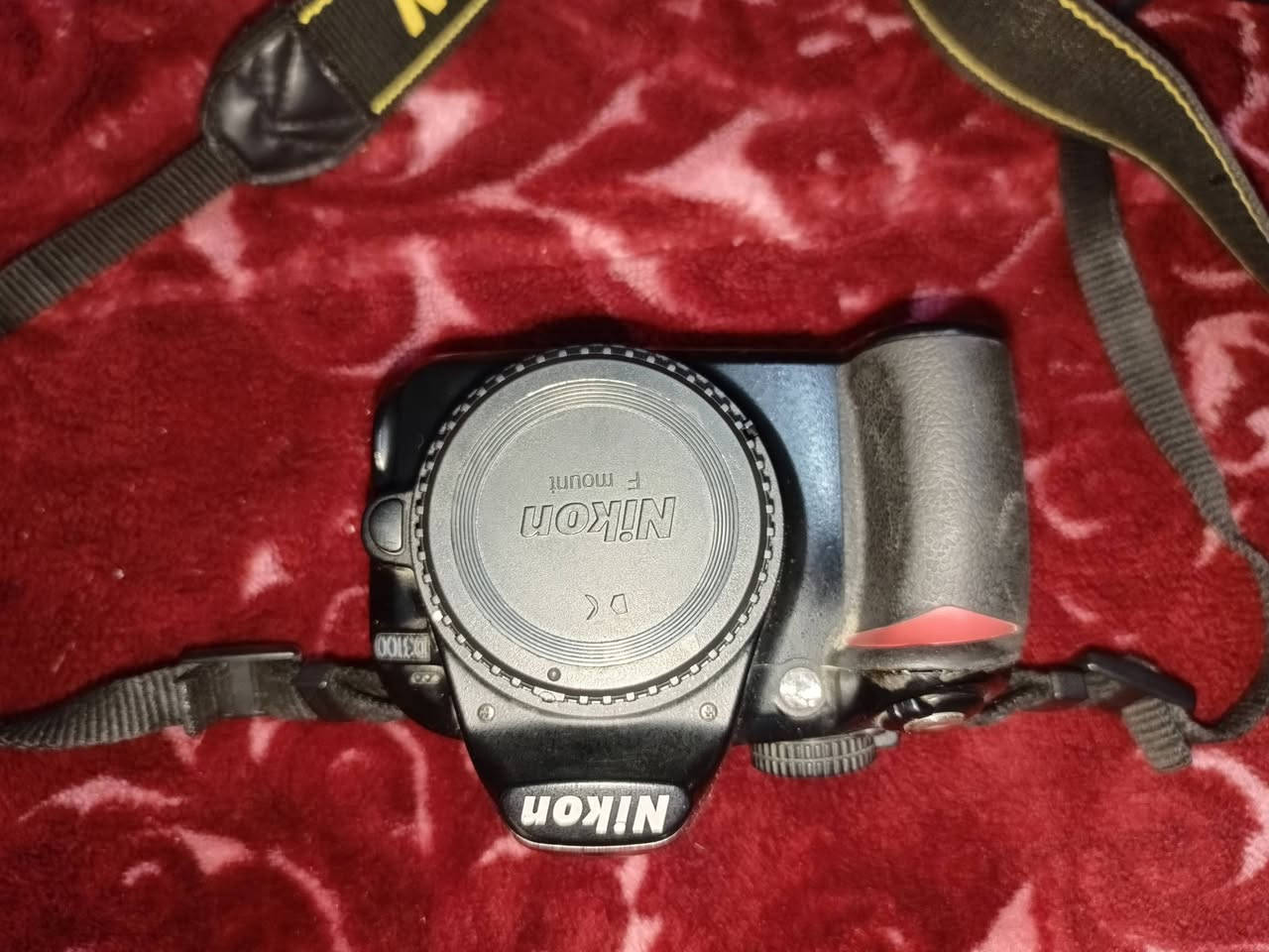 نيكون 3100 مع عدسة 18_55 للبيع 250 الف المكان بغداد للاتصال ***********
