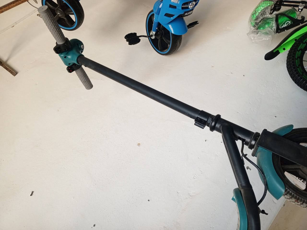 اسلام عليكم سكوتر شحن جديد مامستخدم  للبيع سعر 100بطاريه ليثيوم سرعه 25 بلاتوث رقم الهاتف ***********
