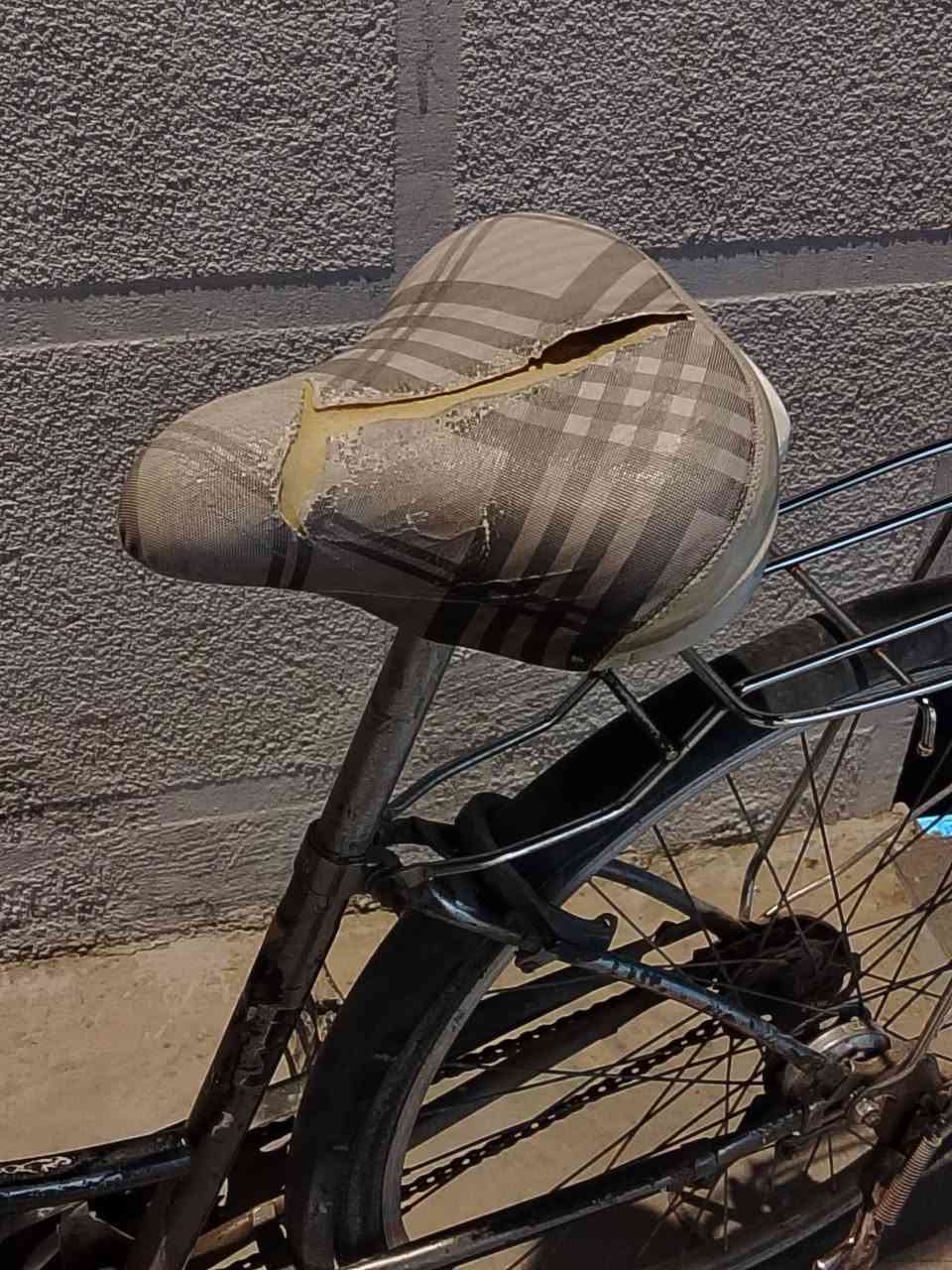 بايسكل للبيع
بي سله وضوه طاقه متجدده
كامل بدون نقص
السعر 65 الف وبي مجال للشراي
رقم الهاتف:***********
