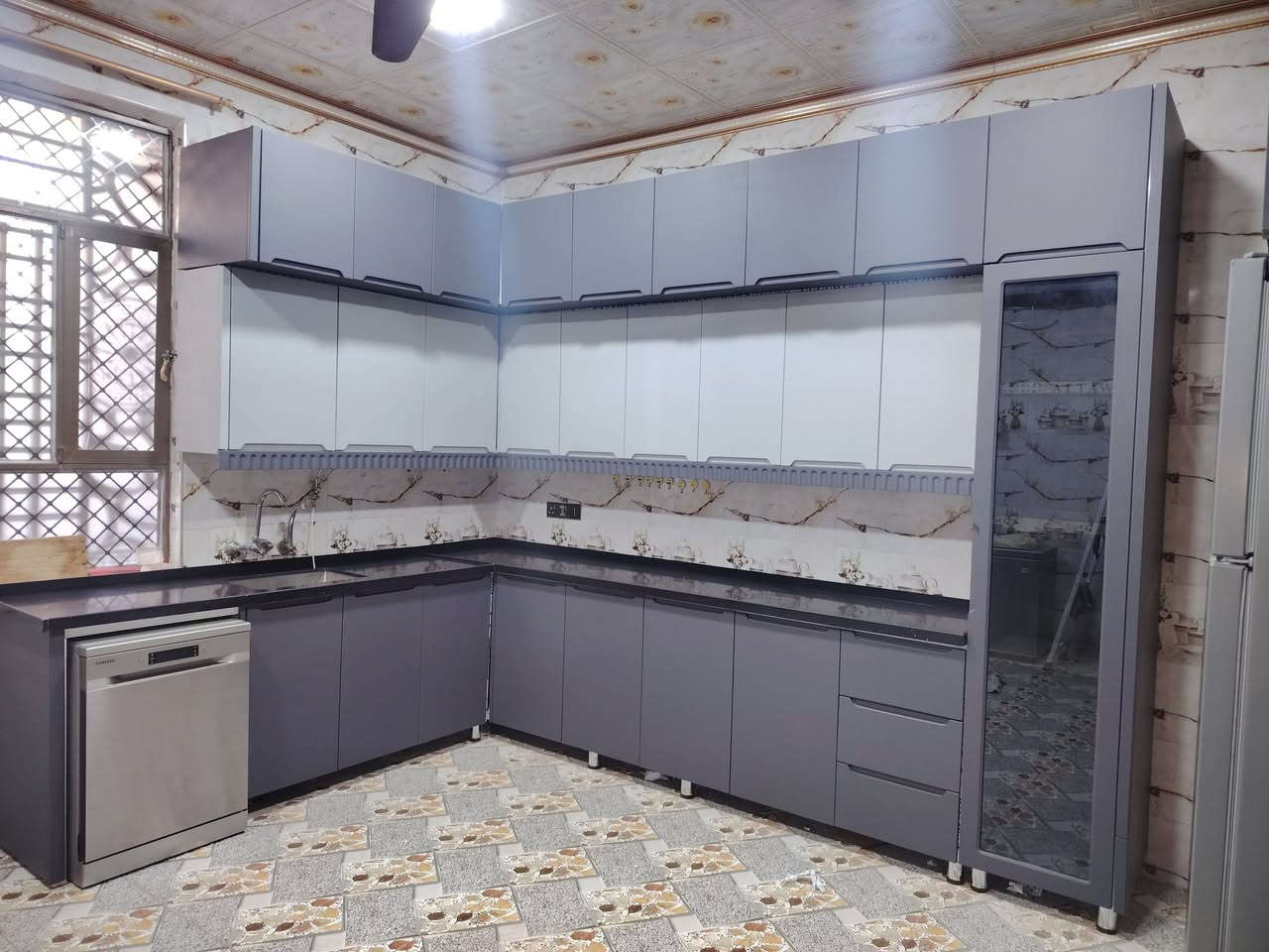 السلام عليكم كاونتر الاخ سيد صادق داخل المنيوم وخارج Hdf ٣ نرماده معلق ٨٠ سم بلبيت واحد ملم *********** ***********
