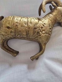 تمثال كبش • نحاس أصفر • نقوش يدوية
