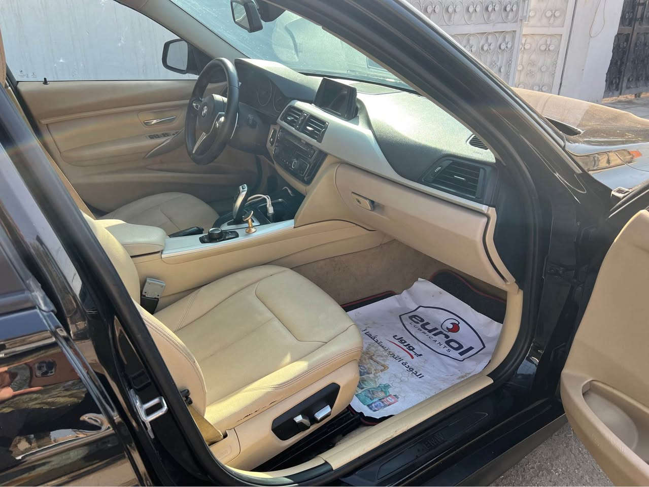 BMW 320 i  
مرحبا سيارة جديدة بمعنى الكلمة داخلة كلين وللعراق انطخت 
بلجاملغ الخلفي نصة مصبوغ   واني صبغت سطح الجنطة اثر جراد بسبب الدرع  كلشي تمام الحمدلله ***********
السيارة عندي وكالة حق التحويل بغداد, العراق
