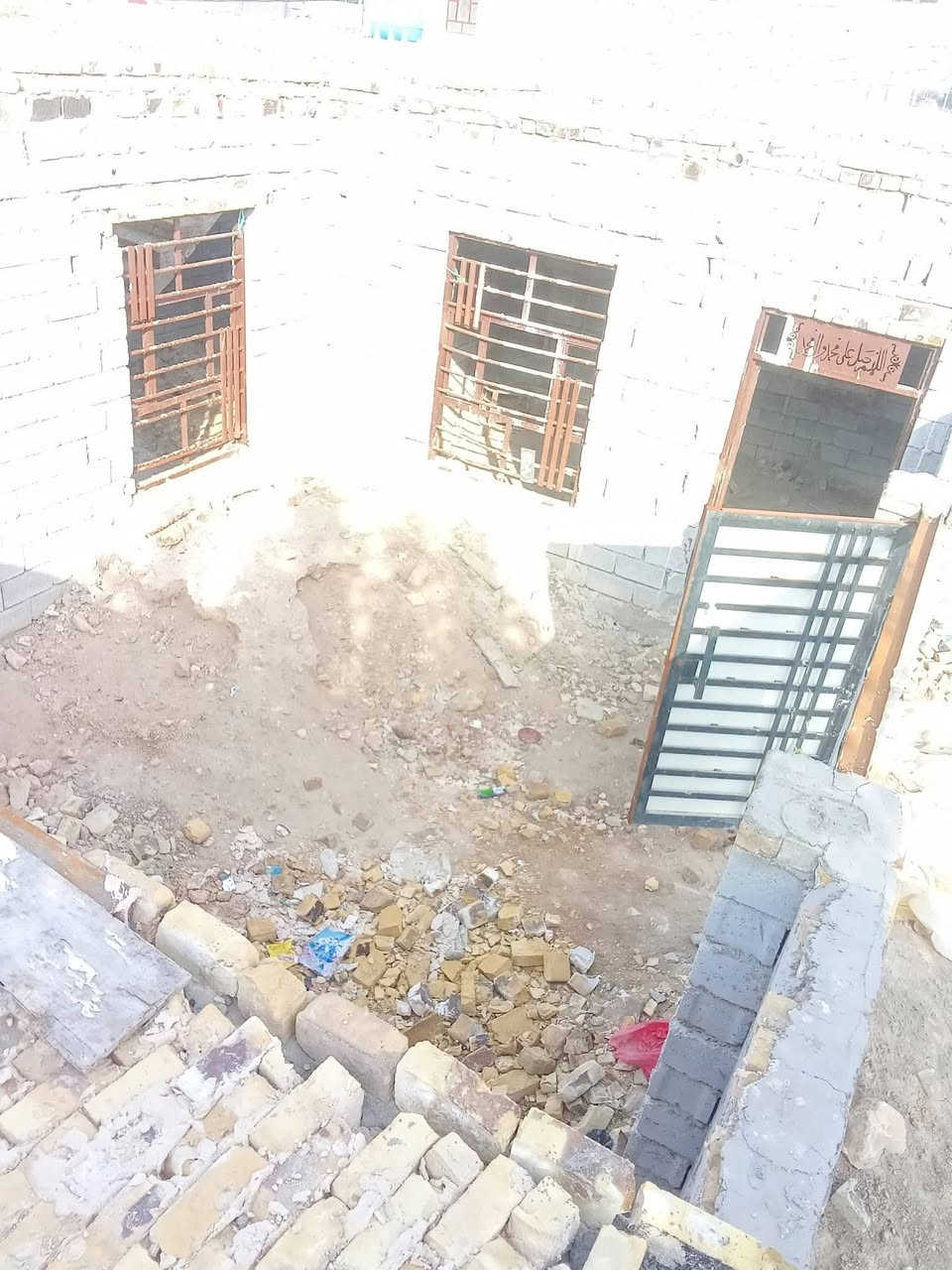 🔱🏠    #دار_للبـــــــــــــــــــــــــــــيع    
🏠 #مساحــــــة [      200  متر     ] °

🏠 المحتويات.🧱...  

1/••  طـــــــــــارمة.... 🏠
2/•• صحـــــيات [     #داخـلية. ووخارجـــــــية     ]..... 
3/•• برانـــــــي.... 
4/•• مطـــــــــبخ... 
5/•• صالــــــــة... 
6/•• غــــرف نــــوم [      #عدد  2       ]..... 
7/•• مــمر ( ترك)   عــلى #مـــدار البيــت... 

🏠 الخدمات 🧱..... 

1/•• الـــــماء 💦... يصـــــعد الى #الطـابق الثـــــاني 
وبدــــــــون ماطــــــــــور....(تعال وشوف) 

2/•• الكهــرباء ⚡ا... لمــــــحولة #بالـــــــباب كما 
موضـح بالصــــــــــورة...  #والمجاري كذلك.. 

🏠 المكان.. #قريــــــب على كلشي... 
( اســـواق.. ســــوق..  مـــطاعم..  مخـابز..  كل شيء )... 

🏠 الـــــــــعنوان 🏠
#الديوانــــــــية.. #حــــــي الفــــرات.. #قـــرب الطاقة الكورية... 

🏠 للــستفسار 🏠
(  ***********  او   *********** ) #صاحب الدار
