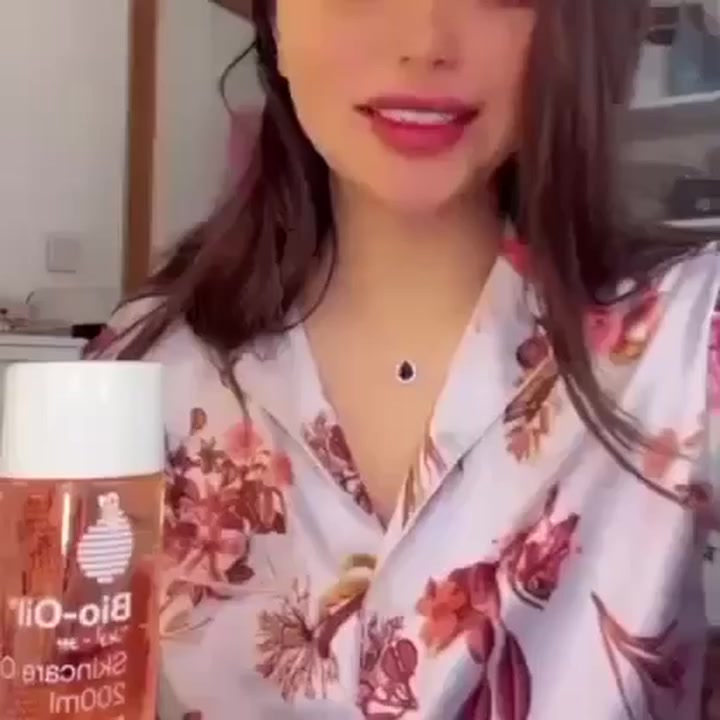 #بايو اويل الحجم الكبير  Bio oil 
الاصلي 100‰

فهو اشبه بالحل السحري لكثير من المشاكل الوجة والجسم

يستخدم لازاله تشققات البطن عند الحوامل 
ويزيل اثار حب الشباب واثار الحروق 
ويعالج التجاعيد والنمش
ويعالج المسامات الواسعه
ويعالج عدم توحد لون البشرة 
ويعالج تشققات الجـلد اثناء فتره الحمل وبعد الولاده
بايو اويل الاصلي اثبت فعاليته في معالجة مشاكل البشره الندب والتشققات وتصبغات البشره وعلامات التقدم في السن كما ويوفر ترطيب فائق للبشره ويجعلها ناعمه يمكن استخدامه لتهدئة البشره بعد التعرض المفرط للشمس وكزيت بعد الاستحمام 
للنتائج افضل واسرع 👍🏻يفضل استخدامه مع الديرما رول💥💥 
💜يحتوي زيت بايو اويل على فيتامين (A) مما يساعد على زيادة مرونة وتحسين نسيج الجلد
💖ويحتوي على فيتامين E: يساعد على الحفاظ على بشرة صحية، من آثار الحبوب وحمايه تلف الجلد والشيخوخة المبكرة

طريقة استخدام بيو اويل :
يستخدم زيت بايو اويل لمدة ثلاثة أشهر على الأقل وفي فترة الحمل يستخدم في الشهر الرابع وتحديداً في بدايته لضمان الحصول على افضل نتائج.
يستخدم زيت بيو اويل مرتين في اليوم صباحاً ومساءاً.
يوضع زيت بيو اويل على المنطقة المراد علاجها ثم تقومين بعمل مساج لمدة 3 دقائق للحصول على افضل نتائج ثم يترك بعد ذلك بشكل طبيعي

🌹🌹🌹🌹🌹🌹🌹🌹🌹🌹

حجم الكبير سعره : 26 ألف

للاستفسار مراسله الصفحه او عالمعرف الآتي 
💞@samafashion9 💞 @


**إذا كنت صاحب هذا الإعلان وتريد حذفه لأي سبب، رجاءا أرسل رسالة إلى الدعم الفني**
