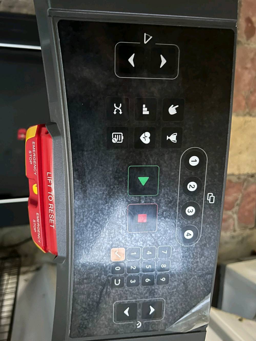  جهاز ركض (treadmill) من علامة "Vision Fitness". 
العلامة التجارية: الجهاز يحمل علامة "Vision Fitness" التجارية. 
الميزات: أجهزة المشي من Vision Fitness مصممة لتكون قوية ومتينة، وتوفر سطح جري واسع ونظام توسيد مريح لحماية المفاصل أثناء التمرين. 
الأداء: تتميز بمحركات قوية توفر أداءً ثابتًا ومستمرًا لمختلف مستويات التمارين، من المشي الخفيف إلى الجري المكثف. 
الاستخدام: يمكن استخدامها في المنازل أو المرافق التجارية، وتأتي غالبًا مع شاشات عرض واضحة لتتبع مقاييس التمرين مثل السرعة والمسافة والسعرات الحرارية. 
علما ان سعره في الشركه 35 ورقه 
الموقع شارع فلسطين