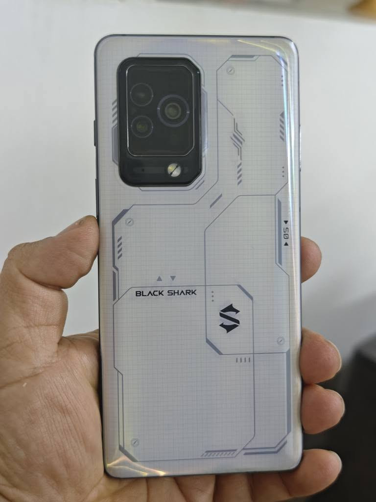 Xiaomi Black Shark 5 Pro 
شاشە ئۆلید  144 هێرتز 
ڕام 12 256
زۆر خاوێن 
Snapdragon 8 Gen 1

کامێرا 108+13+5 مێگا پێکسڵ
پاتری 4650  بارگاوی کەرەوەی 120 وات 
بۆ پەیوەندی *********** یان لەچات لە خزمەت دام كويسينجاك, أربيل
