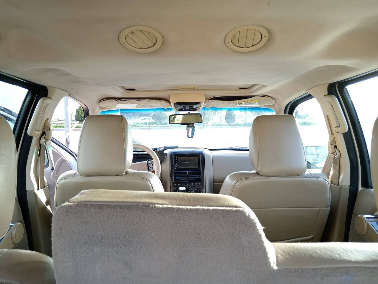 السلام وعليكم فورت اكسبلور موديل 2010وارد خليجي شركة نيفا
سياره بيها بابين صبغ السكن والورا 
رقم سليمانيه  كامله بسمي 
سعر 115$وبيها مجال بسيط 
***********
