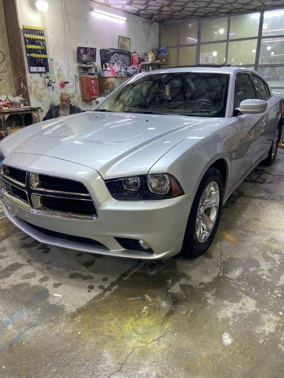 السلام عليكم
دوج جارجر موديل ٢٠١٢
سيارة خليجي بدون ضرر
فقط شخط بالجاملغ الخلفي طلقة بالبنيد
سيارة فول
مواصفاتها
سيارة فول فتحة داخل لونين لداخل احمر
كامرة خلفية كلاصات تدفة تبريد كشنات تدفة
دبل بصمة شاشة كبيرة رام فلاش بلوتوث كير موس داخل جلد احمر
سرعة 260  صدر جديد
سيارة حدادية 
تخم تاير
ويلا كروم كير محرك جديد 
سيارة اي نقص ماكو لرقم اربيل 
للاستفسار على لرقم *********** مكلف بالنشر
