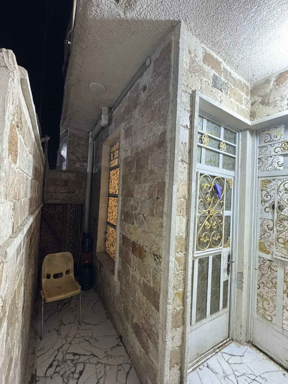 السلام عليكم بيت للبيع منطقة الامين الثانيه اسكينه شارع عشرين نهايته على اليمنة المعسكر مساحتة 75متر بي اتلث غرف اثنين فوك وحده جوه وحمامات اثنين ومطبخ حار بارد وصالة كبيره استقبال امسويلها ديكور جبسن بورد بيت امرتب متصرف عليه اي شي  الواجهية حجر منطقة خير من الله كهرباء ومي ومجاري كل الخدمات موجوده للستفسار الرقم***********
