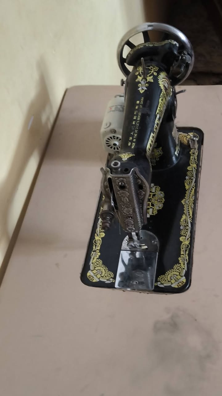 سلام عليكم مكينه فراشه للبيع شغاله هيه وميزها باب اول السعر 75 وبيها مجال خاص موجود او اتصال ***********
