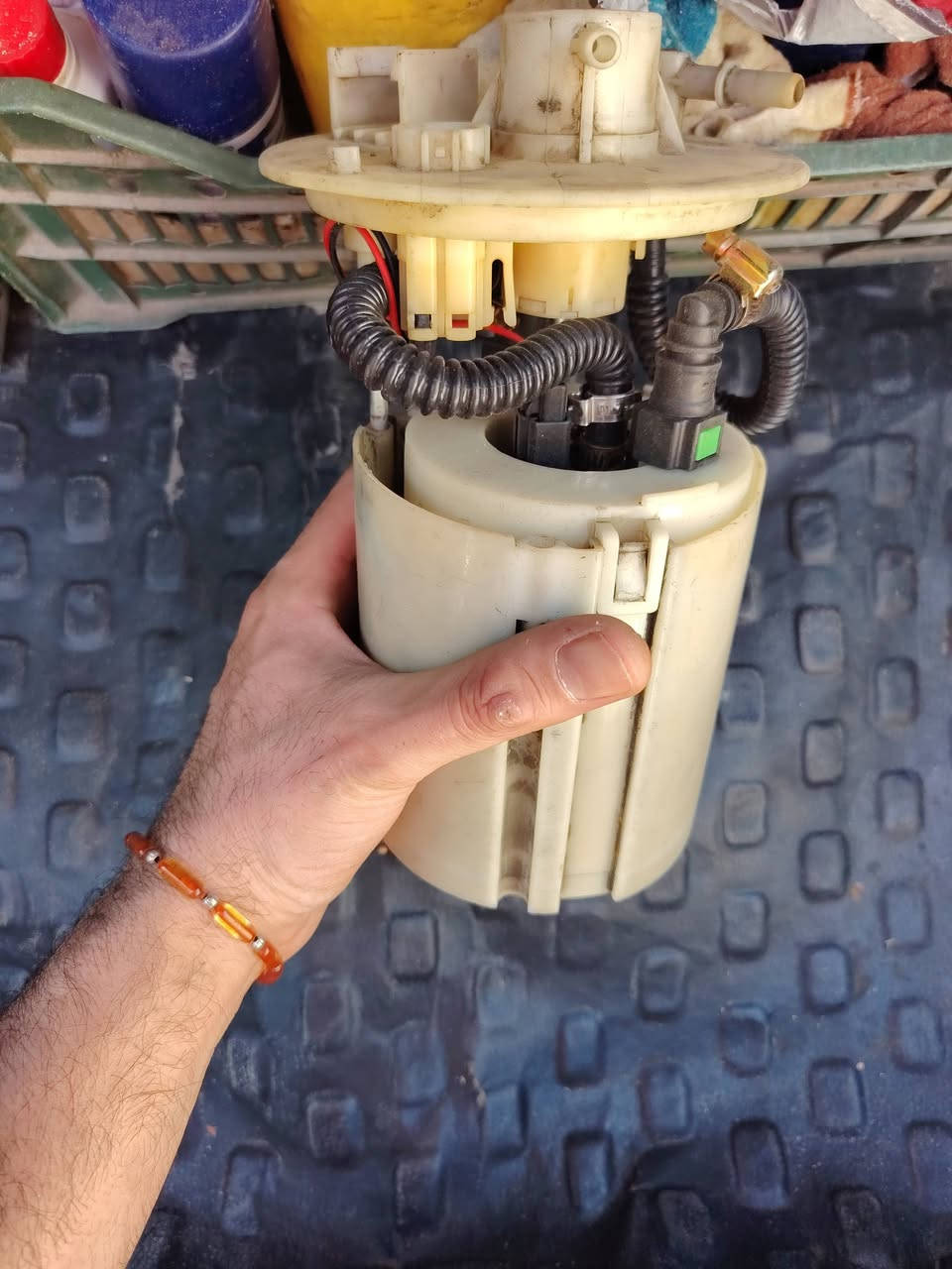 السلام عليكم من رخص صاحب الكروب عبوه بانزين مال اكسنت للبيع مكاني بغداد جميلة قفله ٤٠ مال بالة شراي يتصل *********** خليجي ال اكسنت
