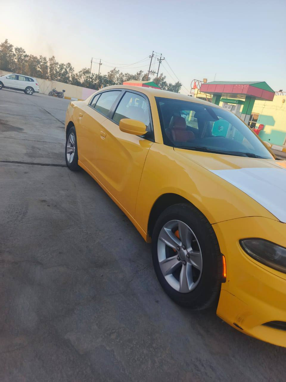 سلام عليكم جارجر موديل 18 رقم شمالي اللون ليموني اصل سياره بيه جاملق وبنيد والباقي كفاله كير مكينه اكسل حداديه كفاله تخم تاير جديد تبريد شغال سعر 185 وبيه مجال الاستفسار ***********
