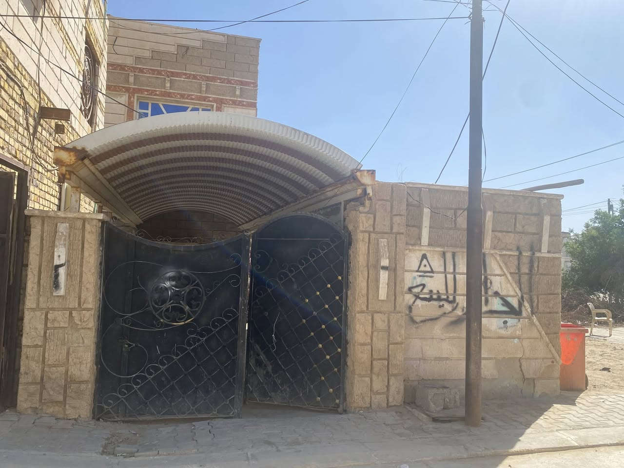 السلام عليكم دار طابو صرف مساحه 265 طابقين + مشتمل خارجي البيت يحتوي على استقبال صاله غرفين صحيات داخلي وخارجي طارمه عنوان الإسكان شارع مكتب الحياه صور المشتمل اول تعليق  الاستفسار رقم هاتف ***********
